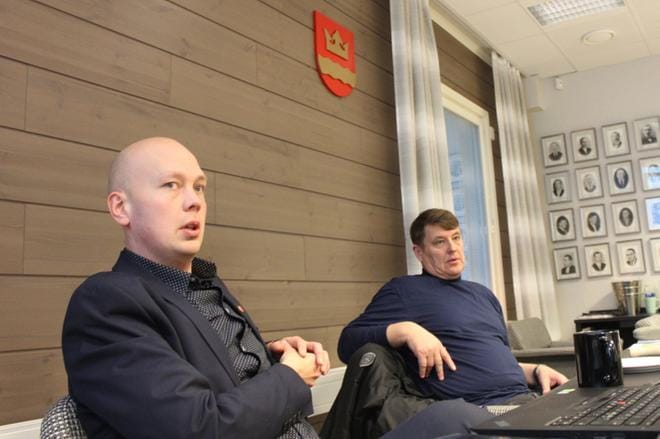 Soinin kunnanjohtaja Juha Viitasaari (vasemmalla) on sitä mieltä, että taloudenpidossa ei ole varaa löysäilyyn, vierellä kunnanhallituksen puheenjohtaja Juha-Pekka Keisala (kesk.). Arkistokuva: Reijo Heikkilä