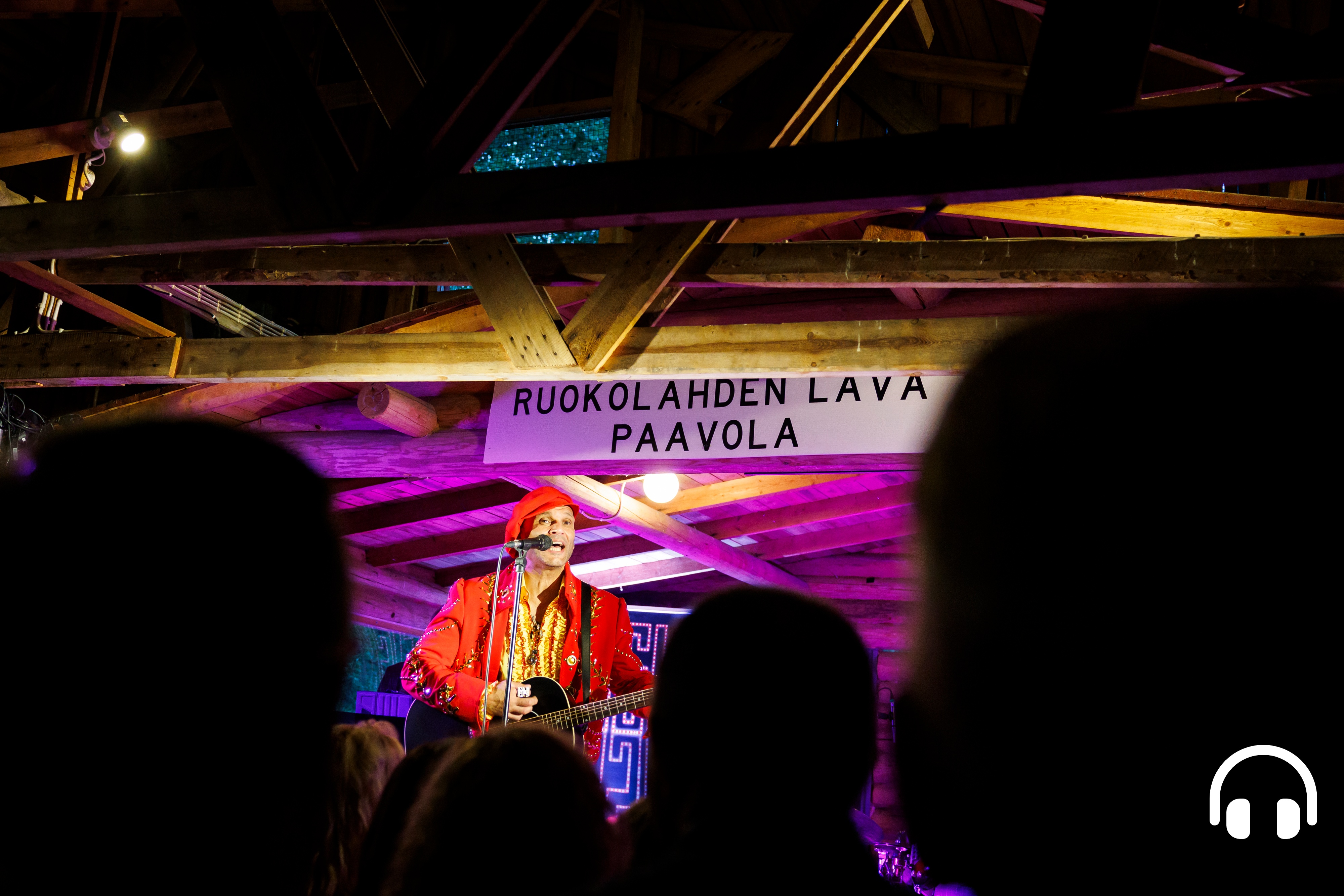 Ensikertalainen löysi Ruokolahden lavalta uuden maailman – "Tanssilavojen Elvis” keräsi satojen ihmisten yleisön Siikajoen Paavolaan