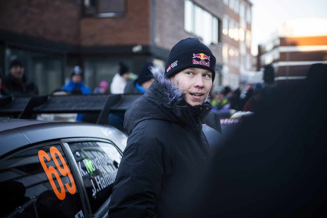 Kalle Rovanperä hymyili ennen starttia ja lopulta myös ensimmäisten erikoiskokeiden jälkeen.