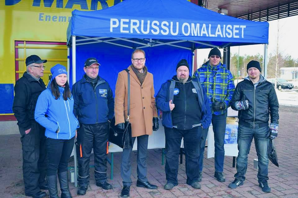 Perussuomalaiset tapasivat kuntalaisia ahkerasti vaalien alla. Tuomas Okkonen kolmas oikealta.