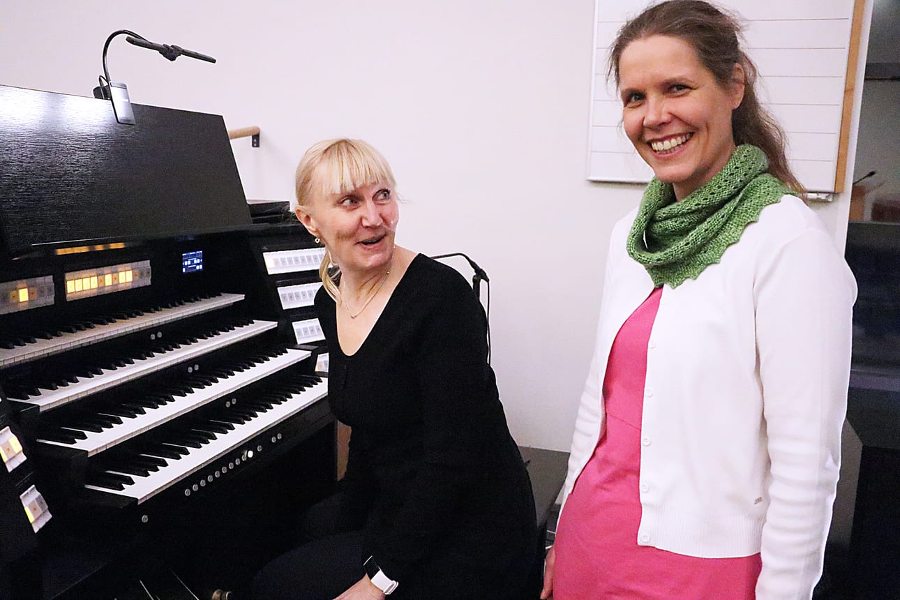 Marjo Irjala ja Taru Pisto ovat innostuneita Kokkokankaan seurakuntakeskuksen uusista virtuaaliuruista. Tämän vuoden puolella seurakunnalla on mahdollisuus ostaa urut omaksi.