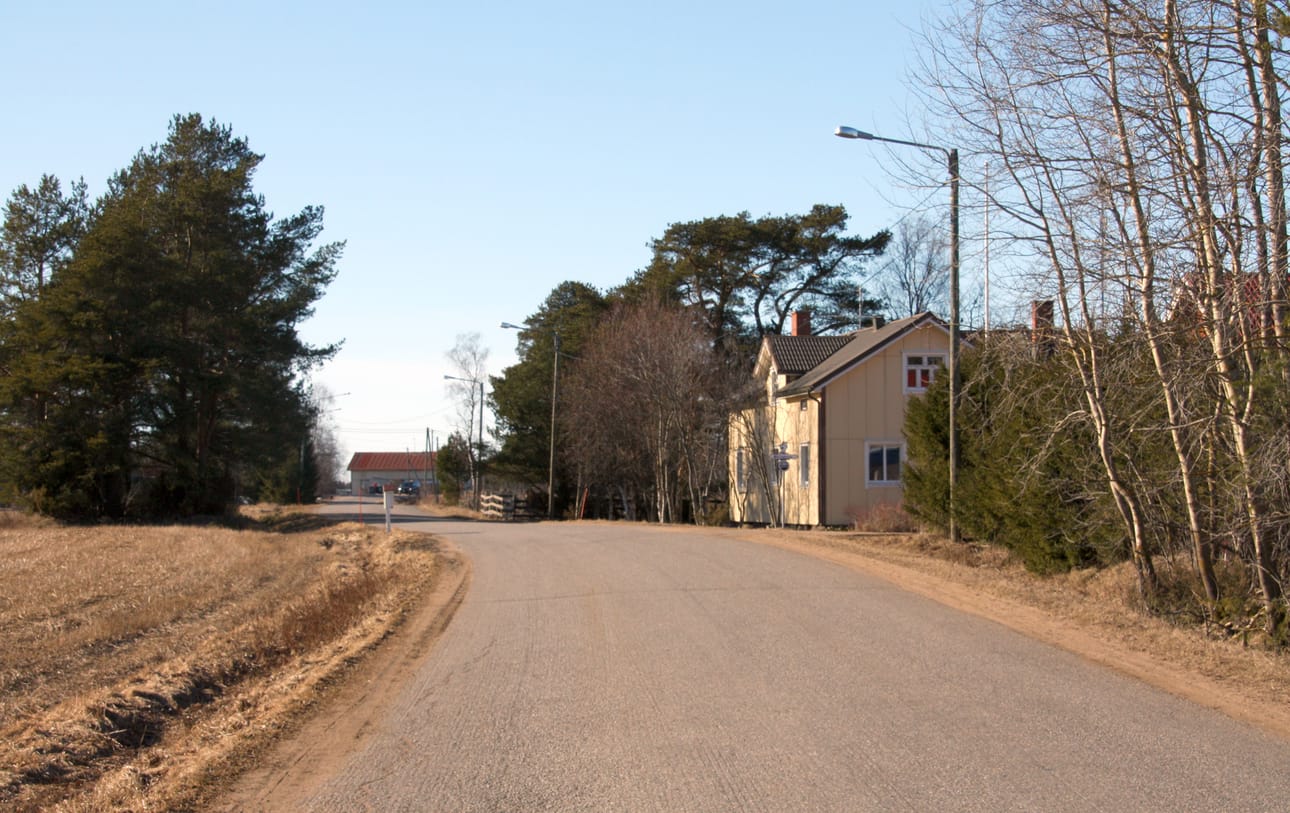 Elenia Oy huoltaa sähköverkkoa, jotta Karinkannan aluetta vaivanneille sähkökatkoille tulisi piste. Katkoja on ollut erityisesti Niitynmaantien varressa.