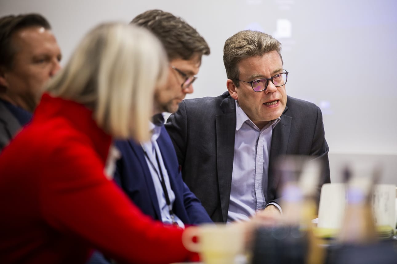 Seutufoorumissa alueen kehittämistä pohtivat Pasi Pitkänen (oik.), ylijohtaja Jonas Liimatta ely-keskuksesta, johtaja Maire Mäki TE-keskuksesta ja takana oleva Petri Keränen ely-keskuksesta.