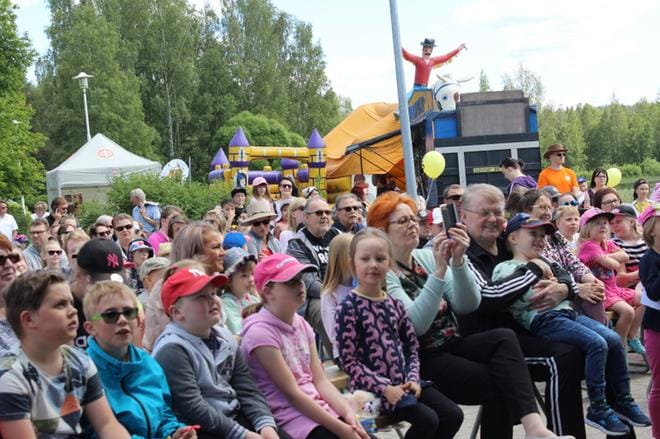 Väki viihtyi Huhtalavan äärellä.