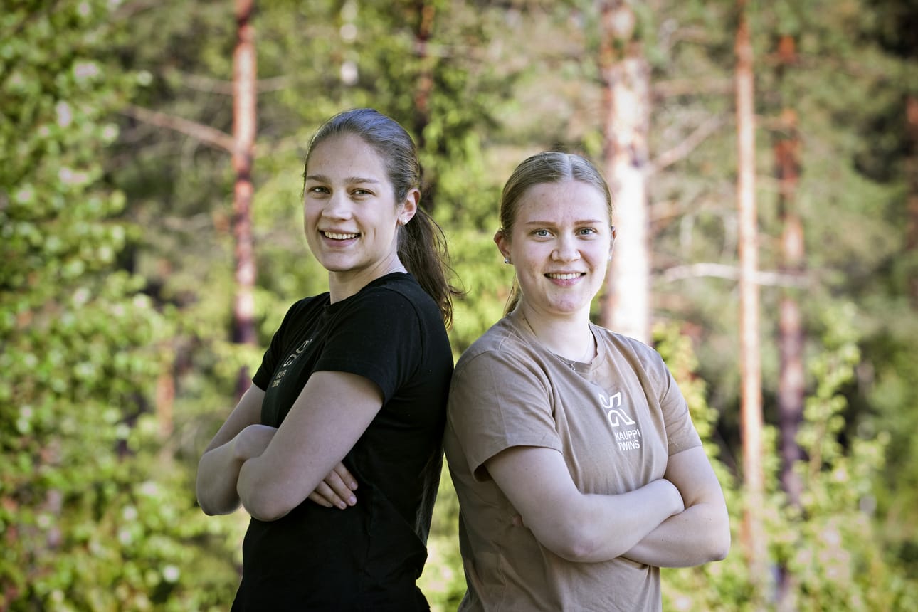 Salibandyn superkaksoset Oona ja Veera Kauppi vierailevat kesällä ympäri Suomea vetämässä seurajoukkueille harjoituksia.