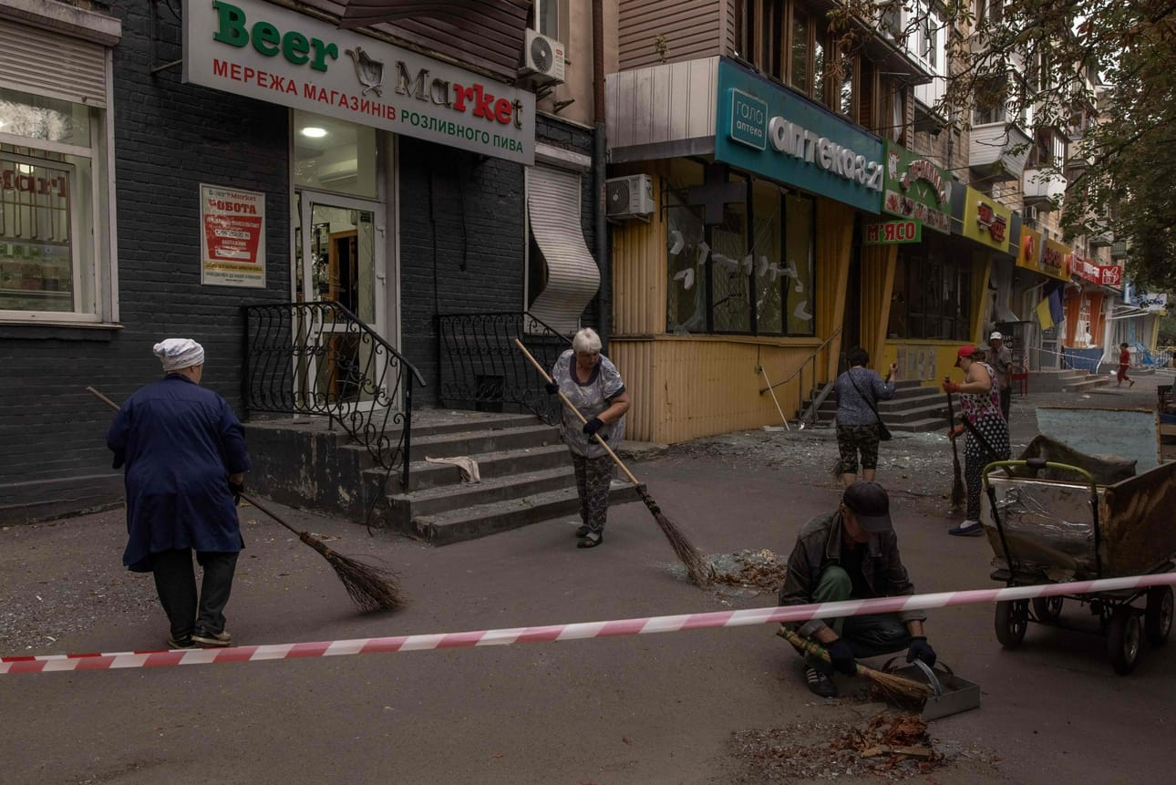 Hyökkäyksen jälkiä siivottiin Kiovassa keskiviikkona. LEHTIKUVA / AFP