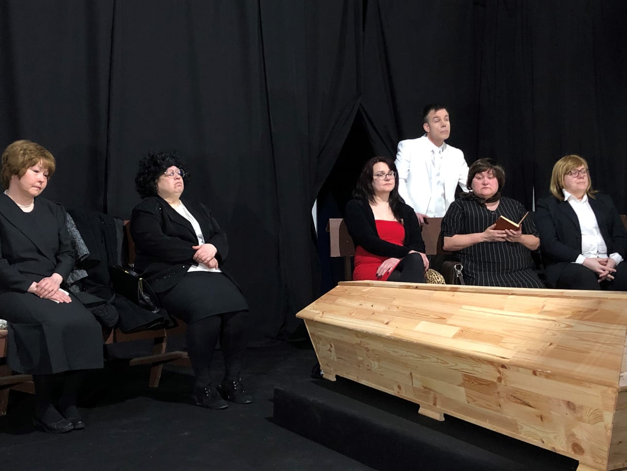 Vaimo (Heli Jyllilä), äiti (Johanna Rantamäki), rakastajatar (Maria Koivuluoma), terapeutti (Hanne Leino) ja exä (Teija Lehtimäki) muistelevat edesmennyttä Kalervoa (Jussi-Pekka Kurikka).