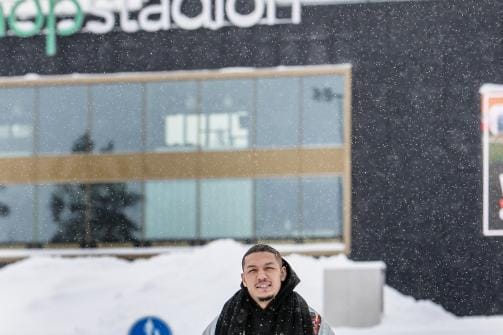 Moshtagh ”Mosa” Yaghoubi takanaan uusi työpaikkansa Seinäjoen jalkapallostadion. KUVA: JAAKKO ELENIUS
