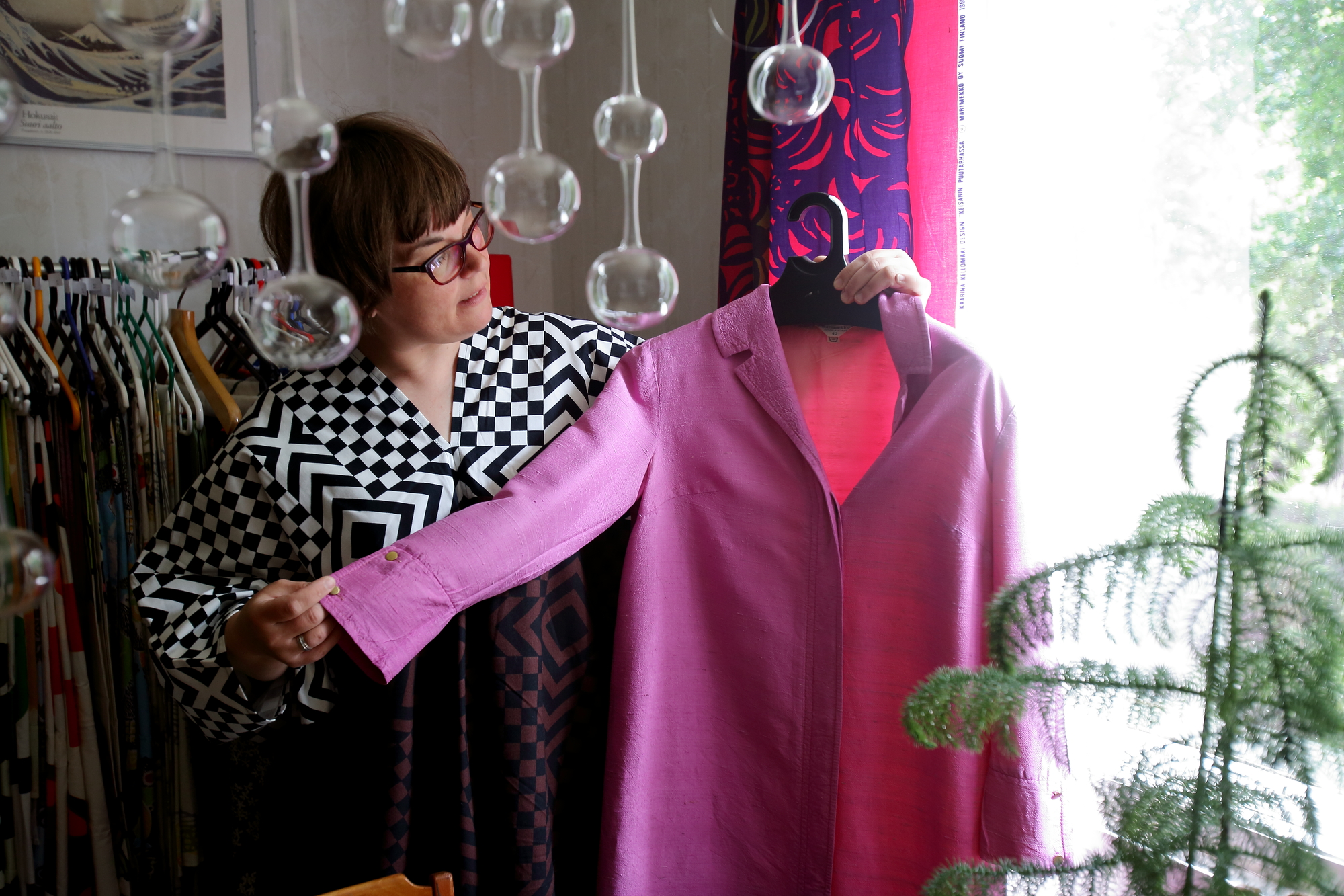 Myytävänä on muun muassa tämä Marimekon 60-luvun silkkimekko. Katja Huhtahaaralla on yllään Kikapuu, jota Armi Ratia piti yllään muun muassa Linnan juhlissa 1970-luvulla.