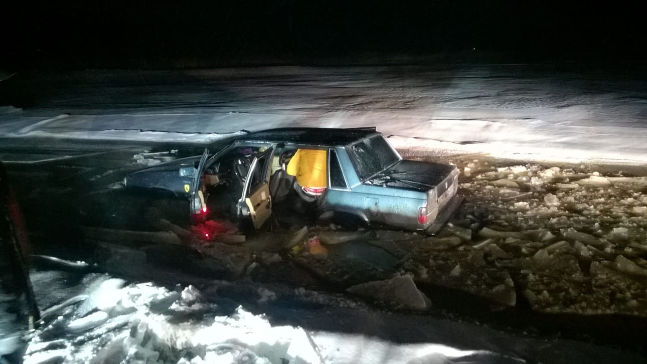 Auton ympärillä oli niin paljon vettä, että kyydissä olleiden nuorten vaatteet kastuivat.