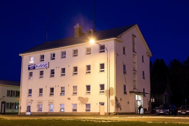 1950-luvulla rakennetussa Luotsitalossa on tällä hetkellä joitakin asuntoja. KUVA: PAULA KASKIMAA