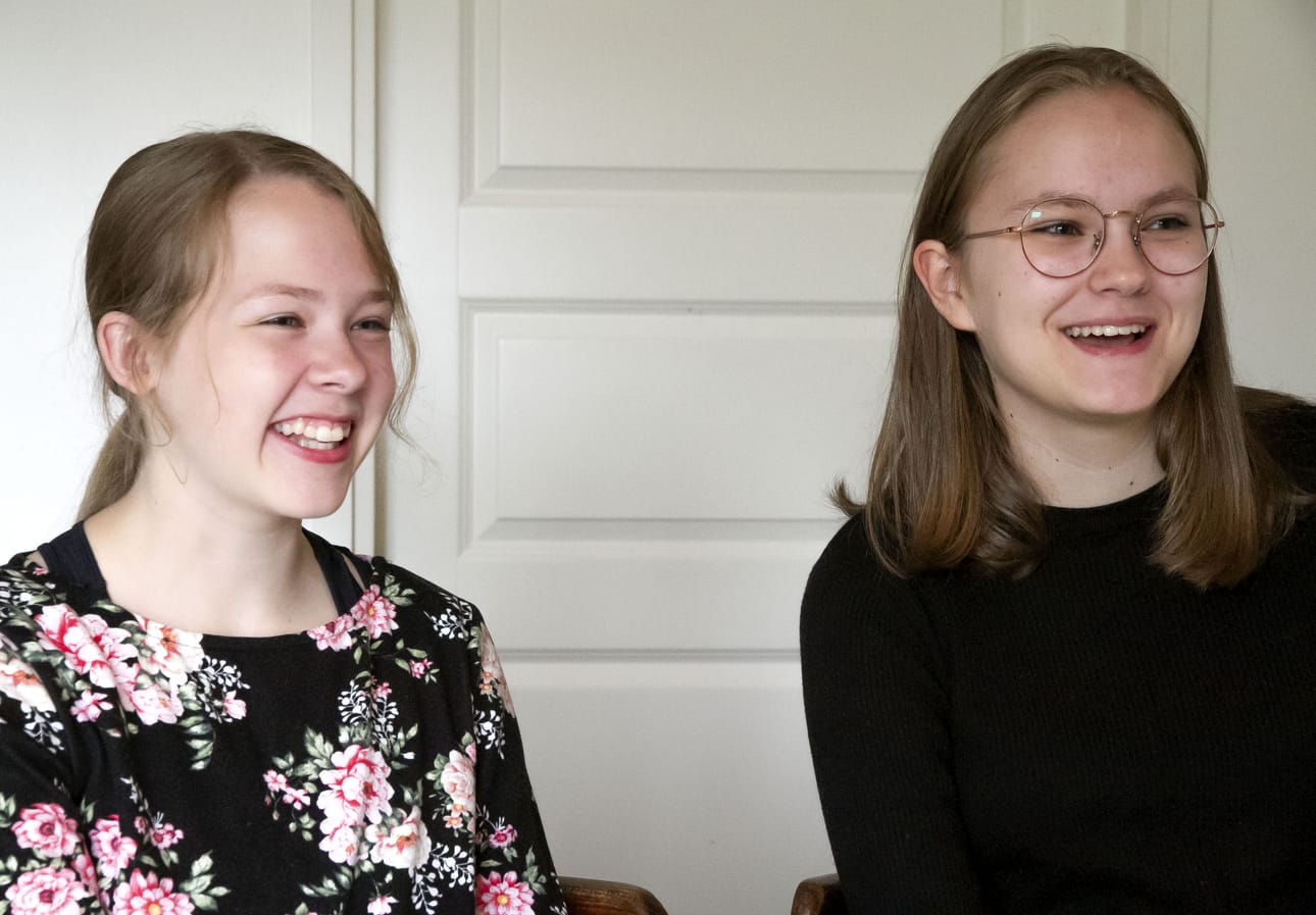 Minea Holma (vasemmalla) ja Katri Kukkala pitivät kesätyökokemuksestaan kaukana kotoa.