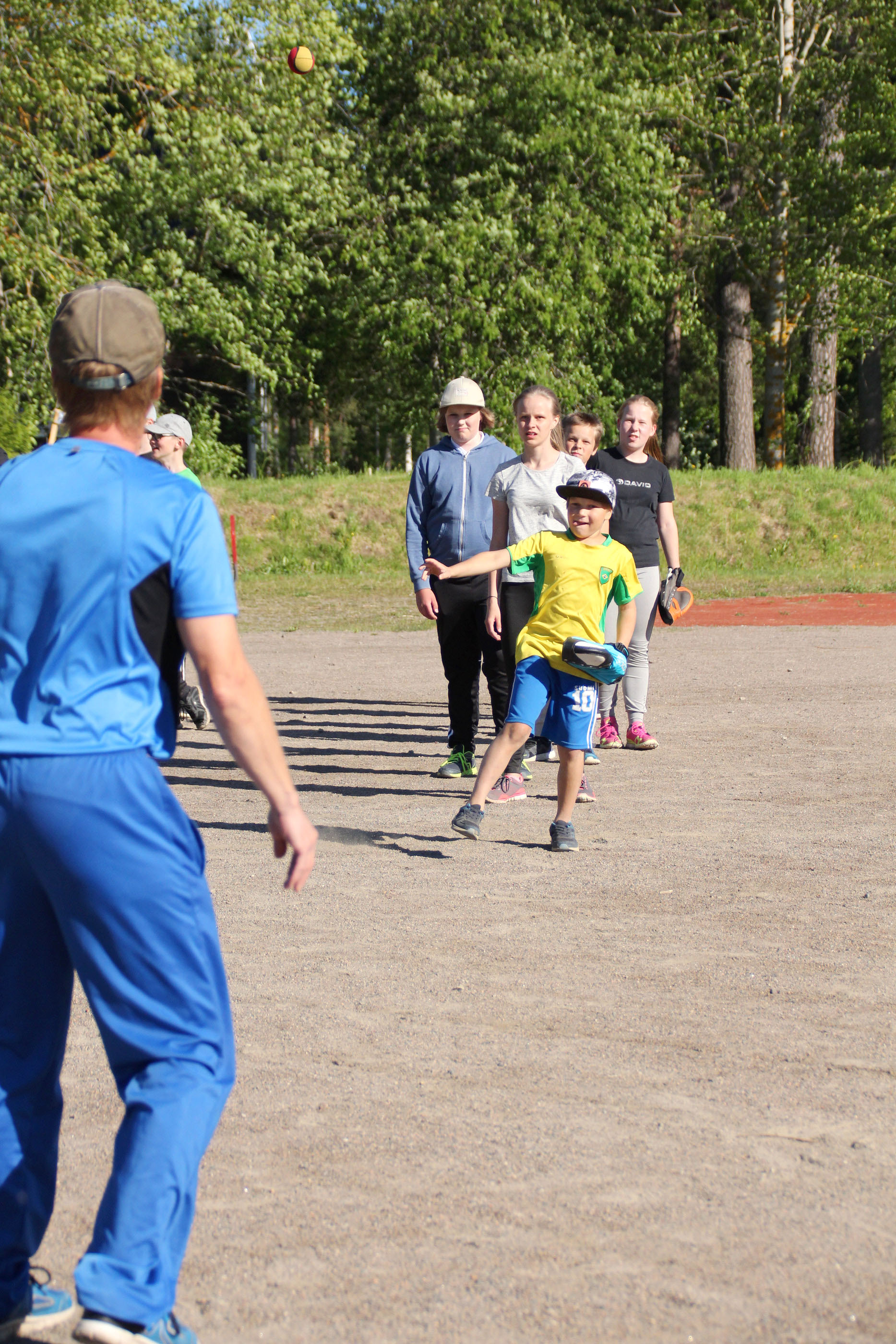 Pallo lähti Akseli Hanhisuvannon kourasta ja läpsähti Petri Vuoren räpylään.
