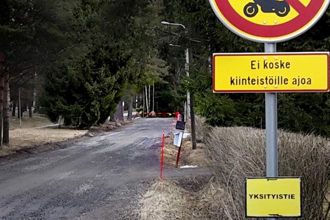 Tämä sorapintainen yksityistie Simpsiöntien vieressä Lapualla on ollut pitkään yleisessä läpikulkukäytössä siitä huolimatta, että sen käyttöoikeus kuuluu vain tienvarren asukkaille sekä tien omistajalle. KUVA: LIISA SORAMO