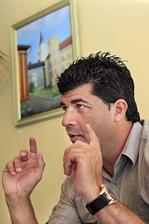 Ykkösessä pelaavaa oululaista OPS-jp:tä valmentava Luiz Antonio ihmettelee jalkapalloliigan otteluiden kehnoa tasoa.