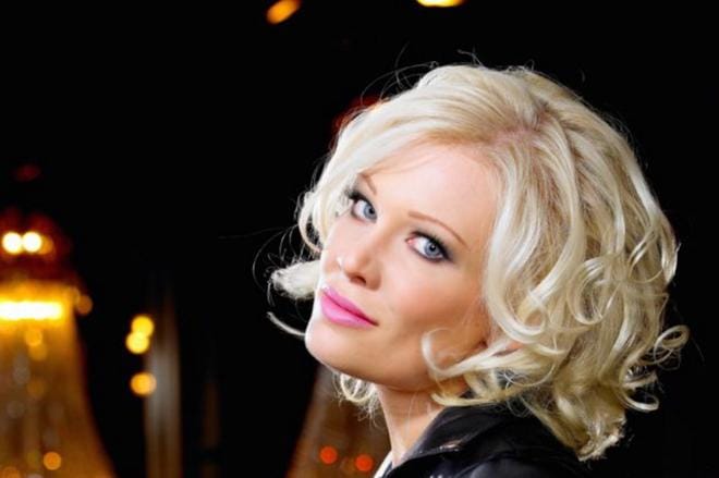 Linda Lampenius esiintyy Musiikin virtaa -konsertin viulistina,