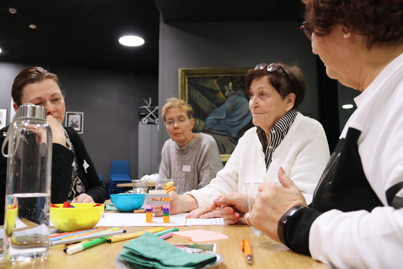 Carita Eklund (vasemmalla), Liisa Kylmänen, Liisa Eklund ja Pirkko Moisander pohtivat, millaisia esteitä heillä tai muilla liminkalaisilla voi olla osallistumiselle. Tehtävänä oli rakentaa esterata legoista. Ensimmäiseksi esteeksi muodostui lähtemisen vaikeus ja itsensä vähättely ja toiseksi esteeksi tunne siitä, ettei ole vaikuttamismahdollisuutta.
