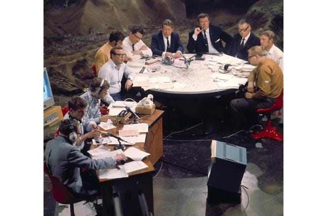 Kuustudiossa olivat Erkki Toivanen, Jan Torvalds ja Yrjö Länsipuro. Pyöreän pöydän ääressä vasemmalta lukien Ralf Friberg, Bo Fagerström, Matti Tiuri, Birger Wiik, Teppo J. Suonperä, Gustav Järnefelt, Börje Hjelm ja Pertti Jotuni. Ohjelma on mustavalkoinen. Kuva: Yle Kuvapalvelu