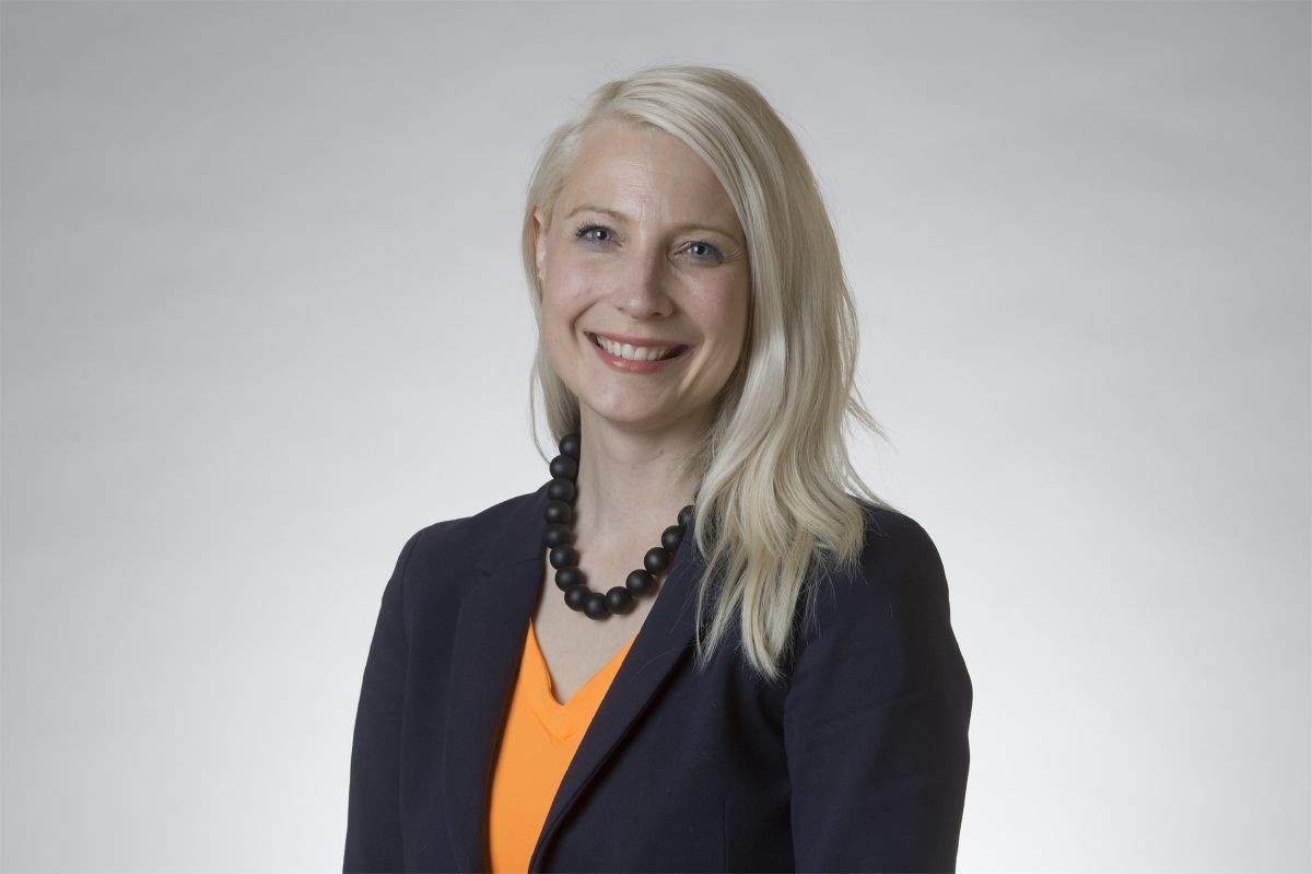 Laura Huhtasaari (ps.) nimittää Helsingin Sanomien juttua viestikoekeskuksen toiminnasta "puutteellisesti suhteutetuksi sankarijournalismiksi".