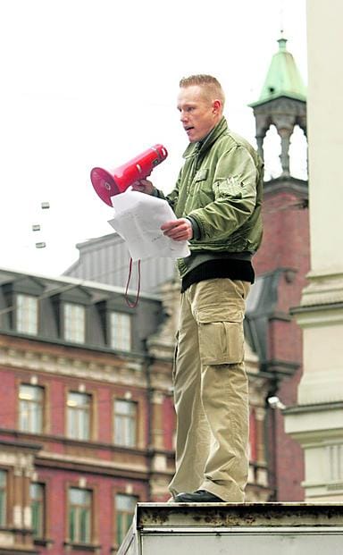 Työtön poliisi Mika Karvonen osoitti mieltään työttömien poliiisien mielenosoituksessa Helsingissä.