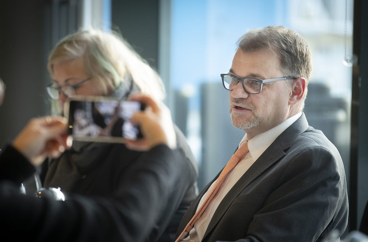 Keskustan puheenjohtaja Juha Sipilä ihmettelee puolueensa gallup-suosion pohjalukemia.