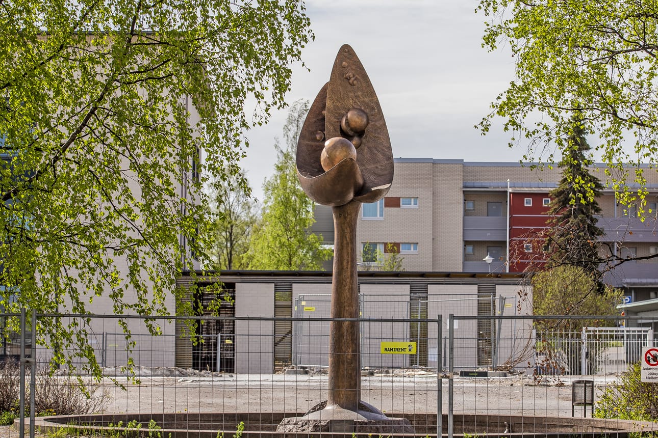 Täysikuu-veistos seisoo vielä entisen Rautatalon tontilla. Sille on kuitenkin löydettävä uusi paikka, sillä rakennusliike Lapti Oy suunnittelee aloittavansa tontille kerrostalojen rakentamisen.