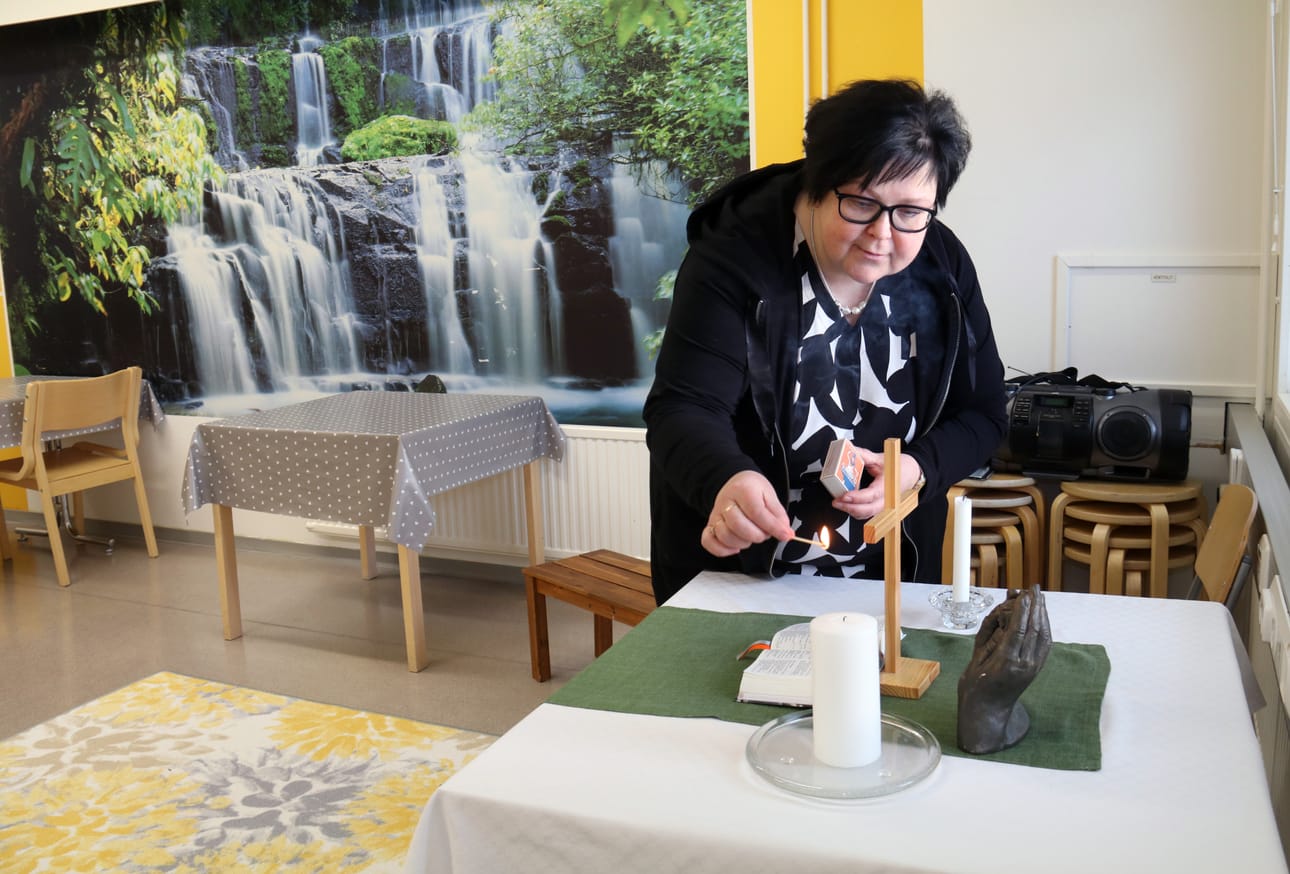 Kerhotilan ikkunan edessä on pieni alttari. Kun sen ääreen hiljennytään, esimerkiksi nuorisotyönohjaaja Anna-Maria Sironen sytyttää kynttilään tulen.