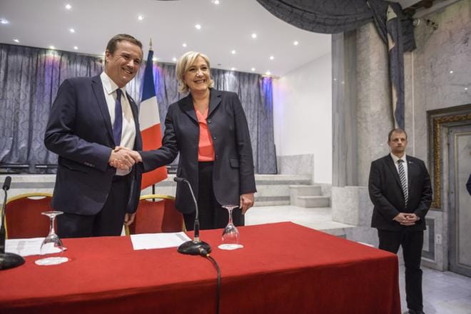 Nicolas Dupont-Aignan (vas.) on tällä hetkellä Ranskan kritisoiduin mies. Ranskalaiset poliitikot yllättyivät, että gaullistina tunnettu Dupont-Aignan antoi vaaleissa tukensa Marine Le Penille, joka tekisi hänestä pääministerinsä. Kuva: Christophe Petit Tesson/EPA