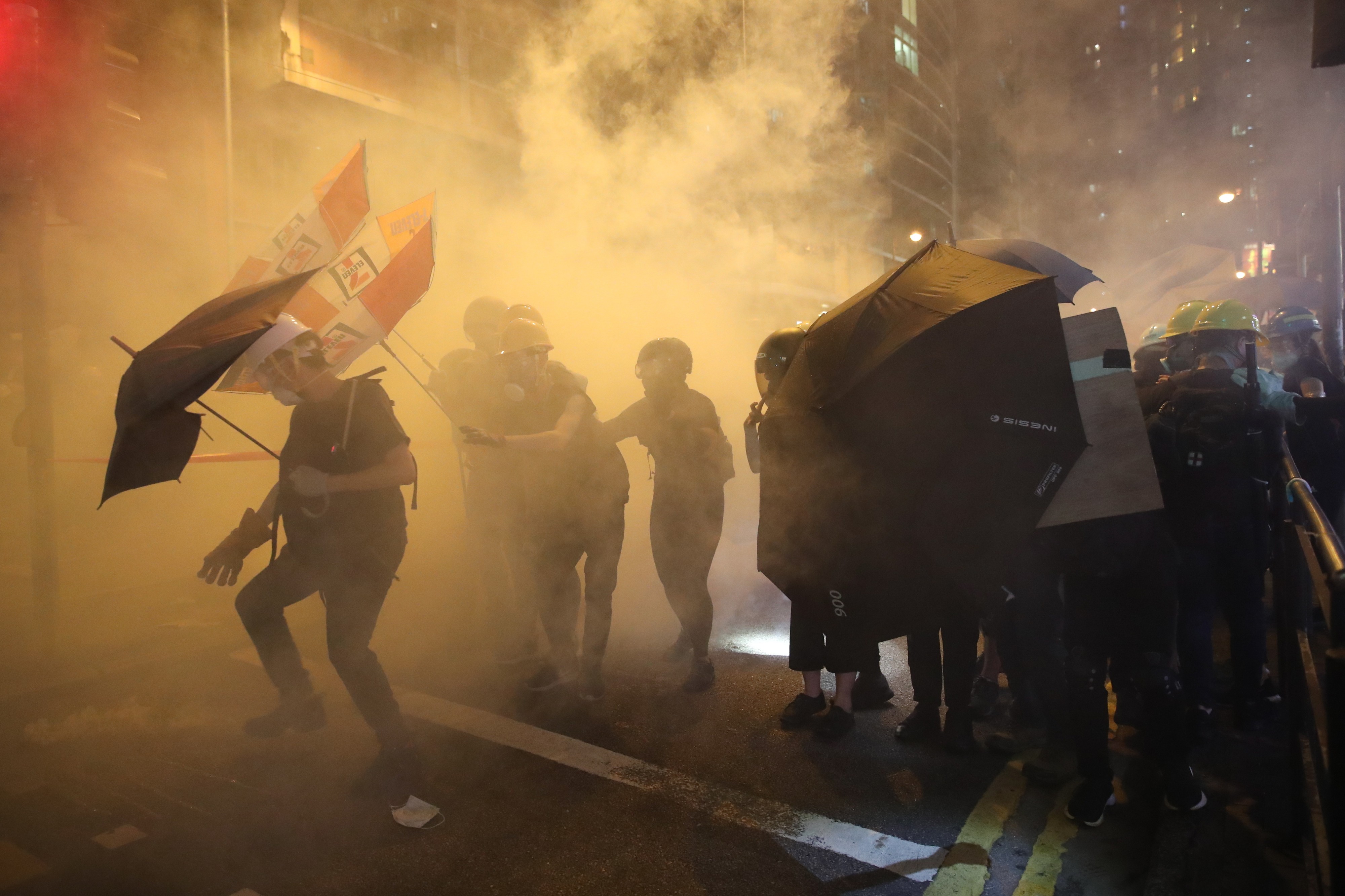 Poliisi puuttui viikonloppuna Hongkongin mielenosoituksiin kumiluodeilla, kyynelkaasulla ja pippurisumutteella. Mielenosoittajat olivat valmistautuneet yhteenottoon kypärillä, kaasunaamareilla ja muilla suojavarusteilla.