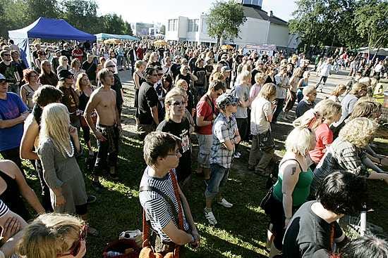 Qstock pyörähti käyntiin perjantaina. Poliisi tekee huumevalvontaiskuja festivaaleille.