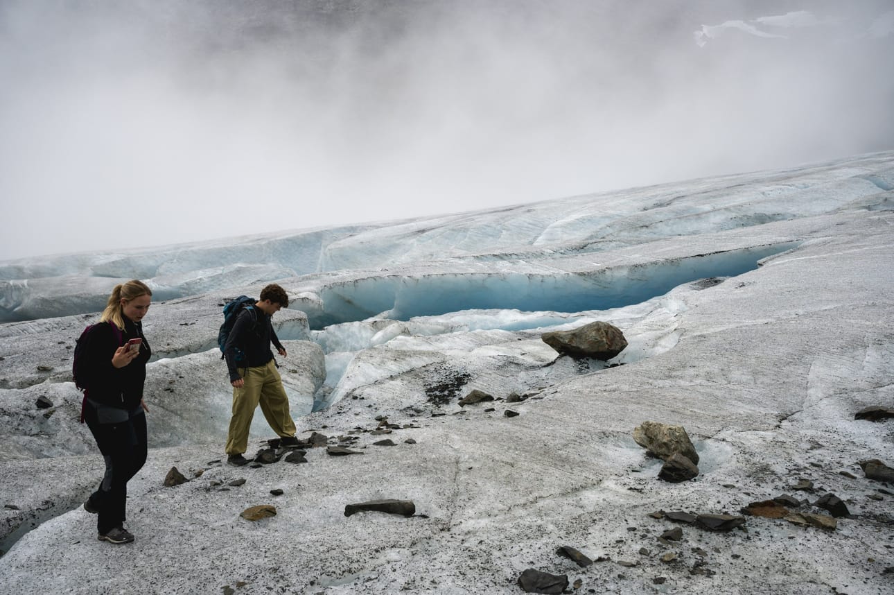 Ulkoilijoita Steindalsbreen-jäätikön reunalla Storfjordin kunnassa Pohjois-Norjassa. LEHTIKUVA / Otto Ponto