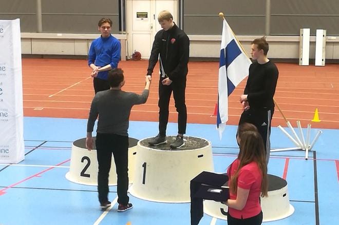 Pituuden Suomen mestari Tomi Valkama kiipesi palkintokorokkeelle Otto Pulkkisen (vas.) ja Rasmus Hiltusen kanssa. KUVA: MARIA VALKAMA