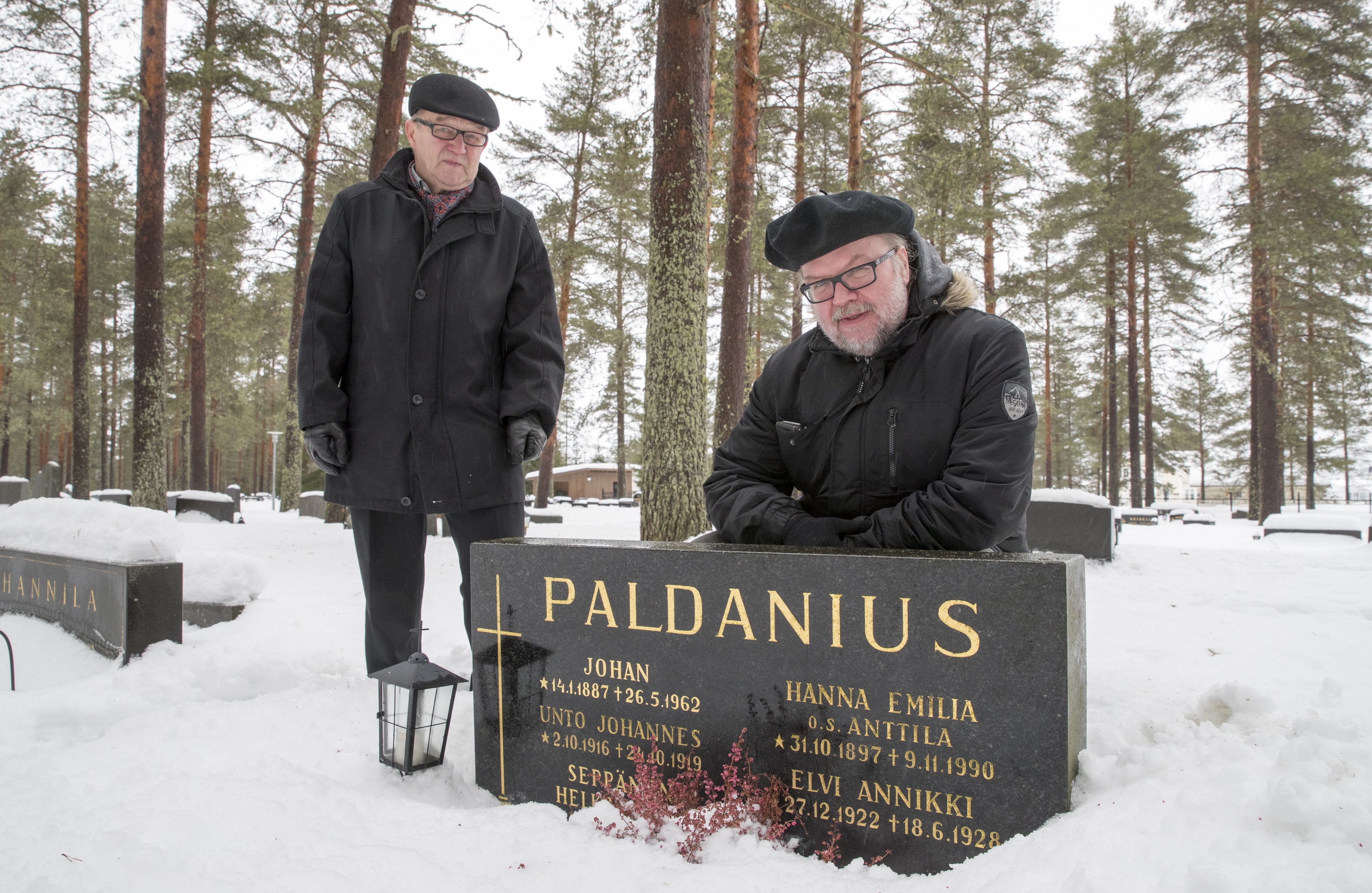 Markku Seppänen (vas.) ja Tero Paldanius kävivät sukuhaudalla Limingassa. Miesten isoisä Juho Paldanius oli sata vuotta sitten sopimassa rauhasta työväenyhdistyksen ja suojeluskunnan välillä.