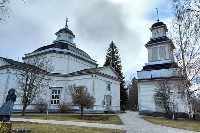 Kirkon lähellä tuoksuu terva. KUVA: SARI HEINILÄ
