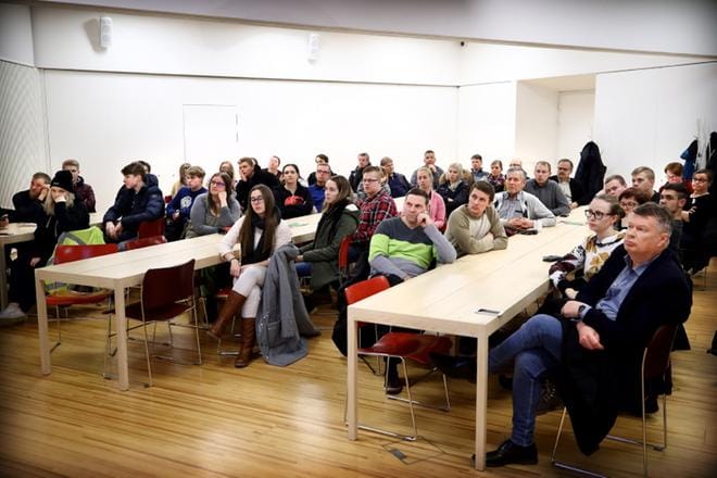 Apila-kirjaston Jaaksi-sali täyttyi kiinnostuneista keskustelijoista, kun tilojen salakuvaukseen osallistuneet eläinaktivistit kertoivat näkemyksiään eläinten hyvinvoinnista. KUVA: JOUKO HÄNNINEN