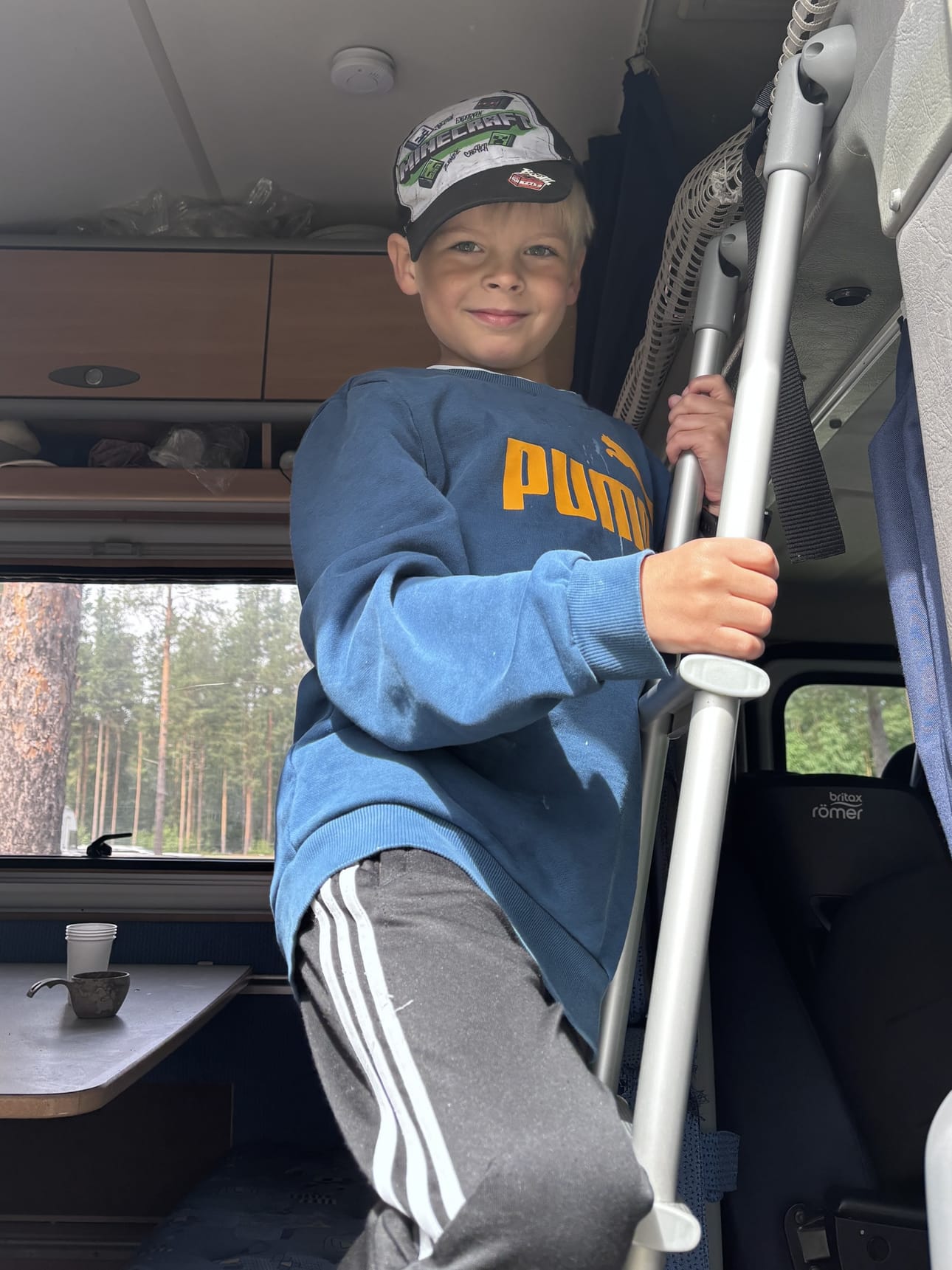 Aatos Hekkala nukkuu sisarustensa kanssa yläpedillä.