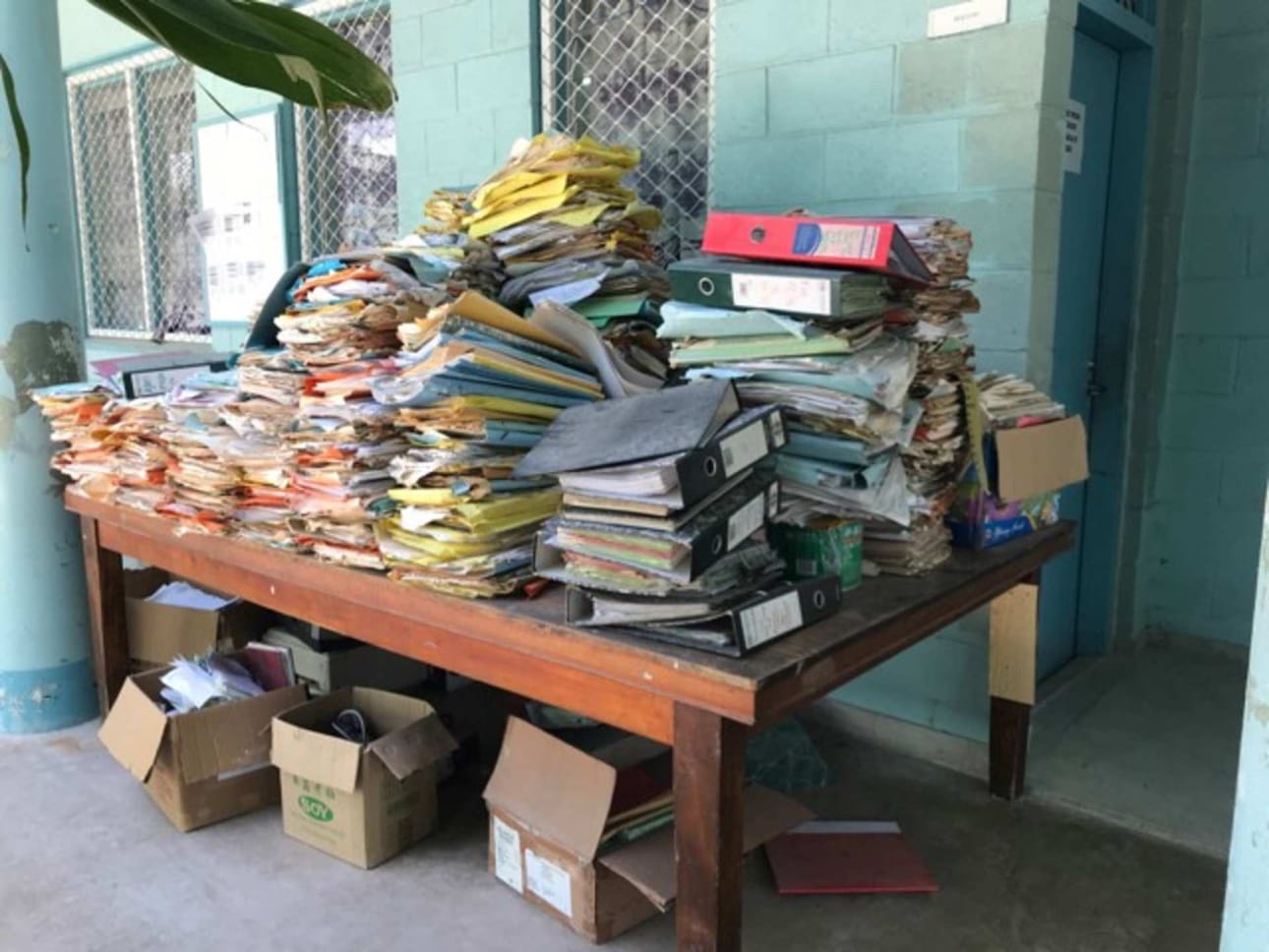 Potilastietojärjestelmä tarkoittaa usein valtavaa pinoa mappeja, joissa potilaiden tiedot ovat sekaisin. Tietoja on siksi vaikeaa löytää.