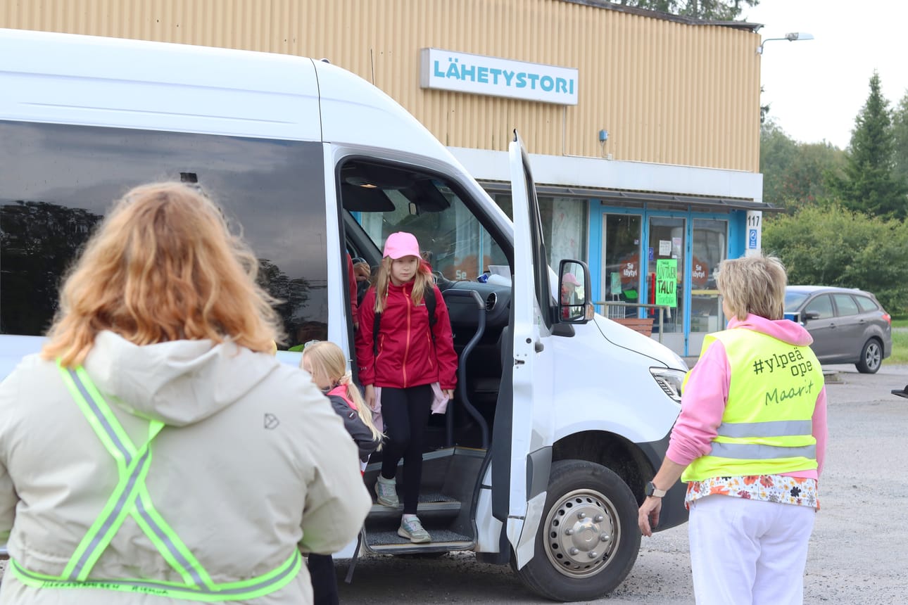 Tällä viikolla Kauhavan yhtenäiskoulun kuljetusoppilaat jätetään Lähetystorin edustalle, jossa aikuiset ovat lapsia vastassa.