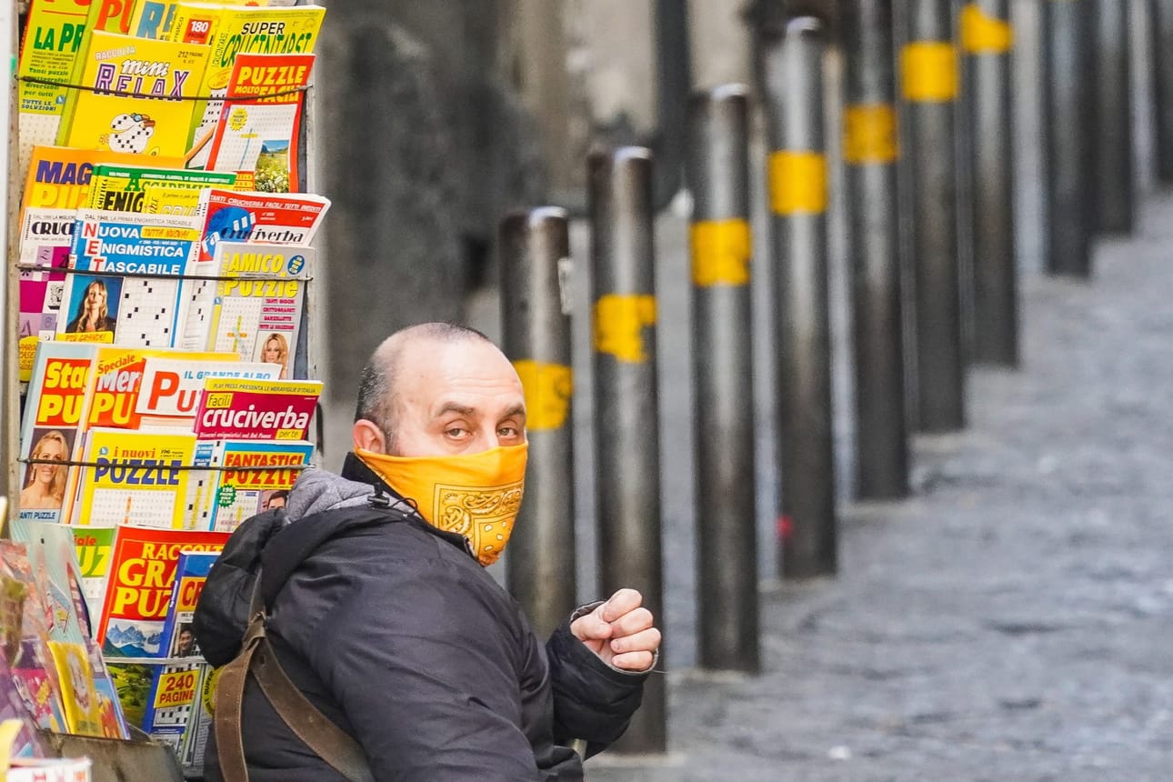 Ihmiset ovat peittäneet kasvojaan myös esimerkiksi huiveilla. Kuva Italiasta, Napolista.