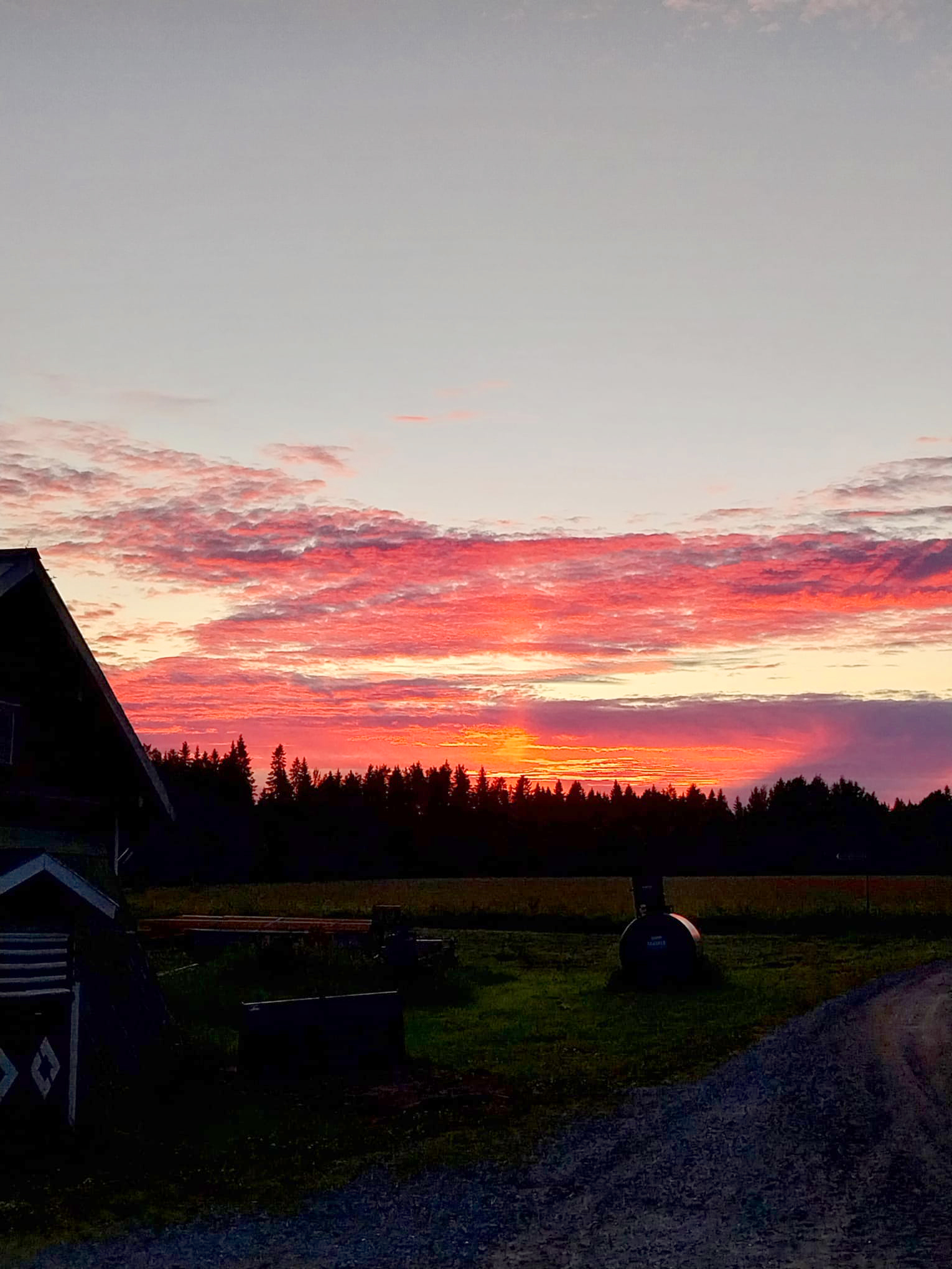 Kaunis auringonlasku Harjunkylässä