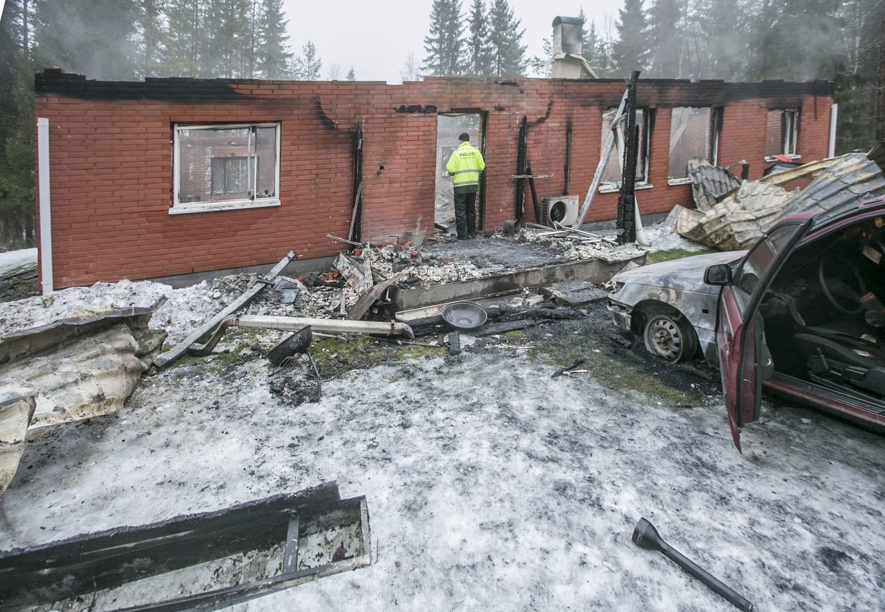 Omakotitalo paloi tiiliseiniä lukuunottamatta maan tasalle.