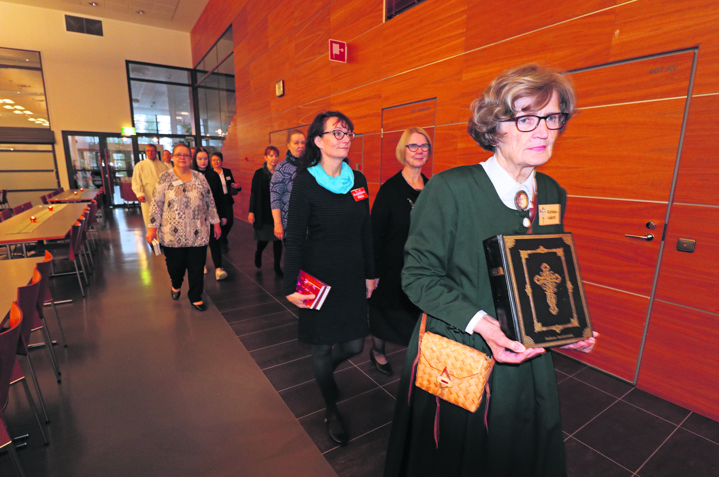 Reformaation juhlamessu aloitettiin Vilma-Kaarina Kumpulan johtamalla ristisaattueella, jonka etunenässä kulki Biblia.