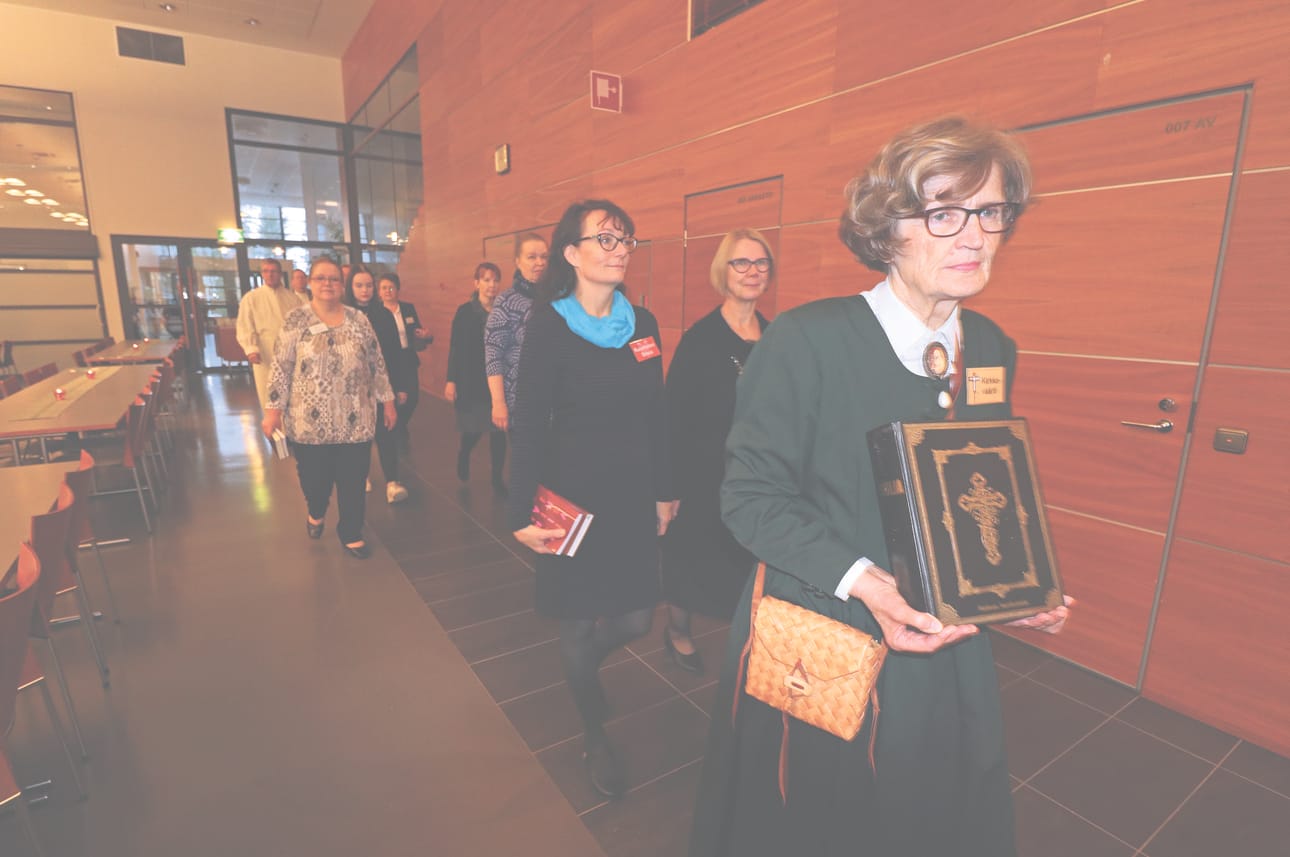 Reformaation juhlamessu aloitettiin Vilma-Kaarina Kumpulan johtamalla ristisaattueella, jonka etunenässä kulki Biblia.