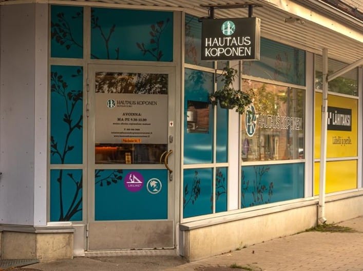 Hautaus Koposen liike sijaitsee Rovaniemen keskustassa, osoitteessa Rovakatu 14.