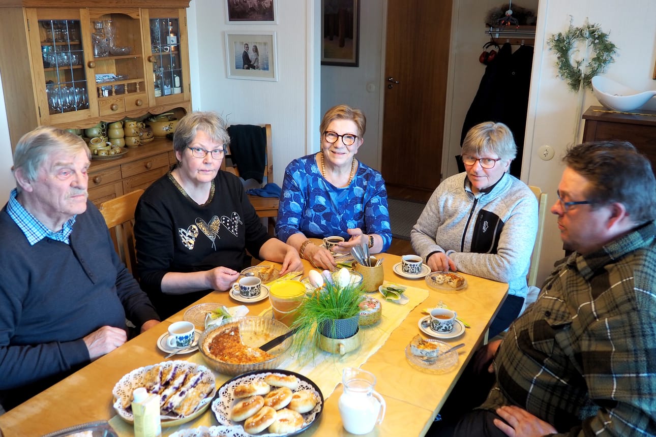 Kemijärven Joutsijärvellä kunta- ja aluevaalien tuloksia jännittivät sunnuntaina alkuillasta Olli Alajoutsijärvi (vas.), Riitta Alajoutsijärvi, Anita Ruokamo, Sirkka Berg ja Hannu Kivilahti.