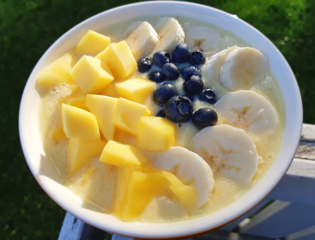 Trooppinen smoothie bowl