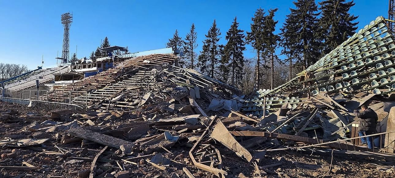 Stadion tuhoutui pommituksessa Chernivissa 12. maaliskuuta. Venäjä on pommittanut useita kaupunkeja Ukrainassa aloitettuaan hyökkäyksen 24. helmikuuta.