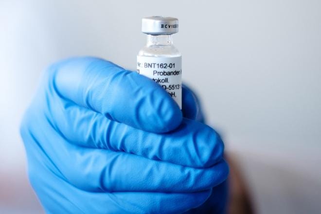Pfizerin ja Biontechin koronavirusrokote sai käyttöluvan Britanniassa keskiviikkona. Arkistokuva. KUVA: EPA/BIONTECH