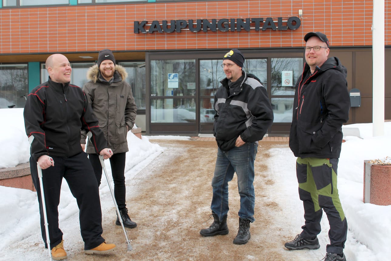 Pudasjärvelle suunnitteilla olevan hirsijäähallin käyttäjäpalaverissa olivan mukana urheilumiehet Juha Alatalo, Mikko Puominen, Juha Hemmilä ja Jarkko Puolakanaho, jotka olivat aikanaan itse suunnitelleet elementtihallia.