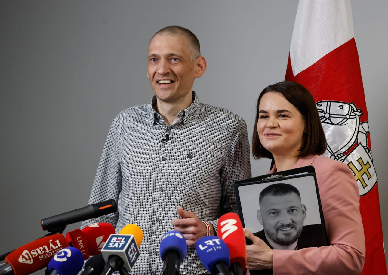 Valko-Venäjän oppositiojohtaja Svjatlana Tsihanouskaja ja vankilasta vapautettu puoliso Sjarhei Tsihanouski Vilnassa sunnuntaina pidetyssä tiedotustilaisuudessa. LEHTIKUVA/AFP